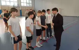 Uczniowie klasy 7 b podczas ceremonii dekoracji