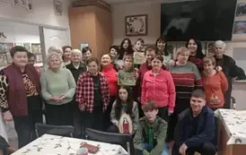 Wsp&oacute;lne zdjęcie z pięknymi rękodziełami, kt&oacute;re otrzymaliśmy od pani kierownik, pracownik&oacute;w i pensjonariuszy ŚDS