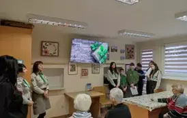 Harcerze przedstawiają pensjonariuszom historię harcerstwa Wczoraj i dziś 