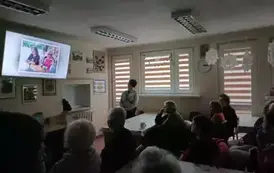 Wsp&oacute;lne oglądanie prezentacji z działalności Środowiskowego Domu Samopomocy