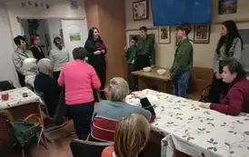 Rozmowy harcerzy z panią kierownik, pracownikami oraz pensjonariuszami przy poczęstunku