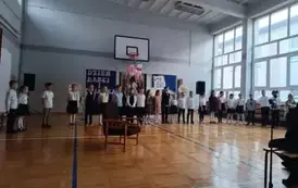 Występ artystyczny w wykonaniu uczni&oacute;w klasy 1 a