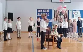 Skecz Śrubki do zupki w wykonaniu uczni&oacute;w z klasy 1 a