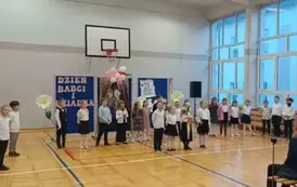 Uczniowie klasy 1 a składający życzenia
