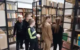 Pięcioro dzieci ogląda zbiory książek
