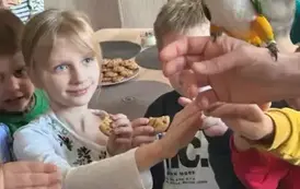 Uczennica Oliwka z papugą