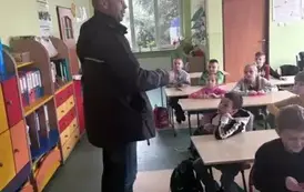 Rozdawanie przesyłek przez listonosza