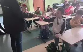 Odbi&oacute;r przesyłki od listonosza przez Adama