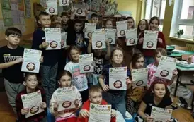 Uczniowie z dyplomami Małego kucharza