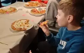 Szymon kosztuje wykonaną przez siebie pizzę