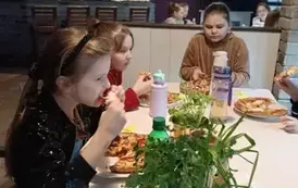 Dziewczynki smakowicie zjadają pizzę