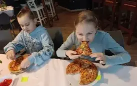 Dziewczynki zjadają pizzę