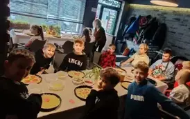 Wsp&oacute;lne oglądanie telewizji w oczekiwaniu na pizzę