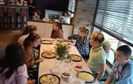 Oczekiwanie uczni&oacute;w na włożenie pizzy do pieca