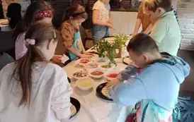 Uczniowie formują ciasto na pizzę