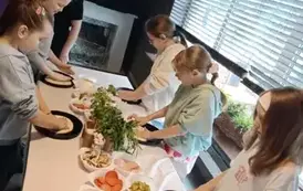 Dziewczynki formują ciasto na pizzę