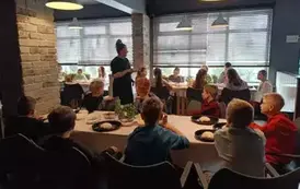 Wysłuchanie wyjaśnienia przez właścicielkę o etapach powstania pizzy