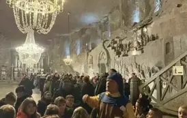 Oglądamy żyrandol wykonany z soli
