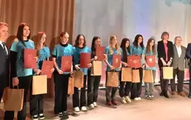 Nagrodzona drużyna dziewcząt ze staszowskiej dw&oacute;jki z nauczycielem
