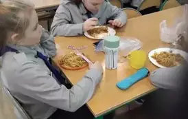 Wsp&oacute;lny posiłek na stoł&oacute;wce szkolnej