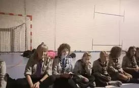 Wsp&oacute;lne śpiewanie przy wieczornym kominku