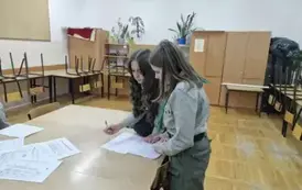 Rozwiązywanie zadań w grze terenowej na terenie szkoły