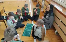 Wsp&oacute;łzawodnictwo drużyny zuch&oacute;w w grze planszowej