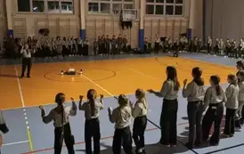 Wsp&oacute;lne pląsy i zabawy na hali gimnastycznej
