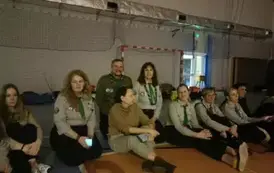 Wsp&oacute;lne śpiewanie przy wieczornym kominku