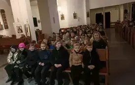Uczestnictwo harcerzy i zuch&oacute;w w mszy świętej w kościele św. Barbary