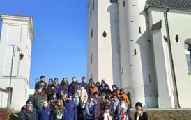 Wsp&oacute;lne zdjęcie na tle kościoła św. Bartłomieja