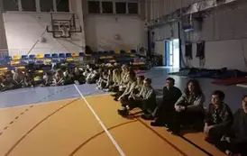 Wsp&oacute;lne śpiewanie przy wieczornym kominku