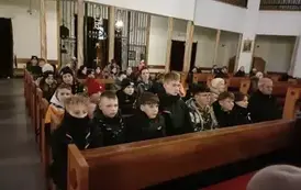 Uczestnictwo harcerzy i zuch&oacute;w w mszy świętej w kościele św. Barbary