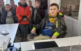 Uczeń Dawid na stanowiku pracy urzędnika pocztowego