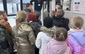 Naczelnik poczty witający uczni&oacute;w