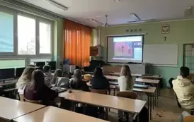 Uczniowie klasy 8 D podczas wydarzenia na żywo