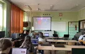 Uczniowie klasy 6 C odpowiadają na pytania w grze edukacyjnej na temat bezpieczeństwa w sieci