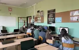 Uczniowie klasy 6 C odpowiadają na pytania w grze edukacyjnej na temat bezpieczeństwa w sieci