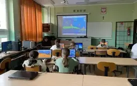 Uczniowie klasy 4 B wędrują po krainie życzliwości na platformie interlandia.pl