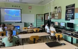 Uczniowie klasy 4 B poznają zasady zachowania w internecie na platformie interlandia.pl