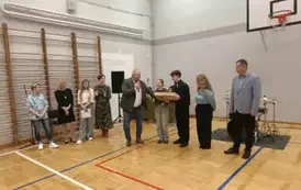 Zadowoleni uczniowie z otrzymanego prezentu