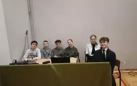 Uczniowie obsługujący sprzęt nagłaśniający