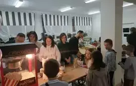 Uczniowie czekają na popcorn