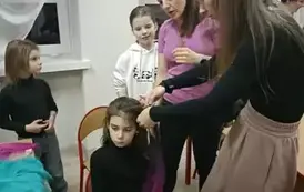 Wplatanie kolorowych pasemek dziewczynce w  warkoczyki
