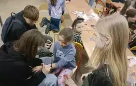 Malowanie tatuaży przez starsze uczennice