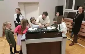 Uczniowie przy konsoli z DJ Dazz