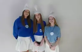Uczennice klasy &oacute;smej w strojach smerf&oacute;w