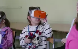 Dziewczynka w okularach VR