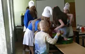 Grupa uczni&oacute;w naszej szkoły pomagająca przedszkolakowi