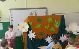 Uczennica klasy trzeciej wita gości z przedszkola